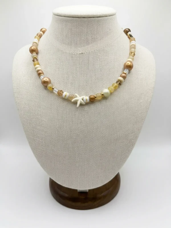 Collar Aurelia color natural con dijes de estrellas de mar